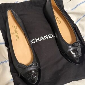 CHANEL Interlocking CC Black Leather Flats